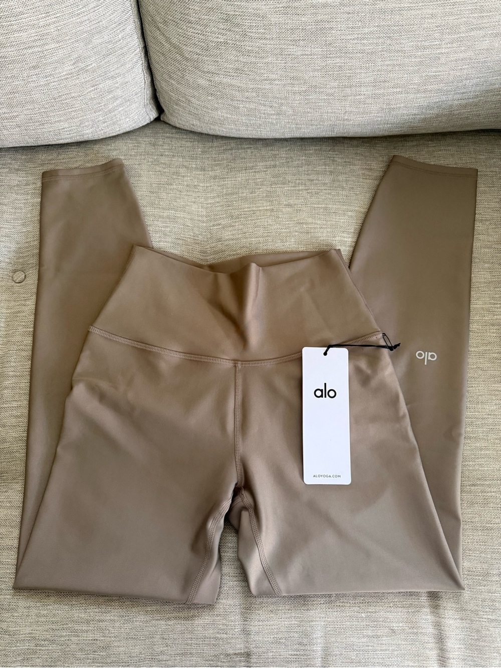 ALO Yoga High-Waist Legging in Taupe Beige - Picture 3 of 5